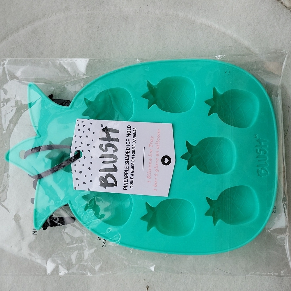 FREE!  BLUSH pineapple shaped Ice cube tray